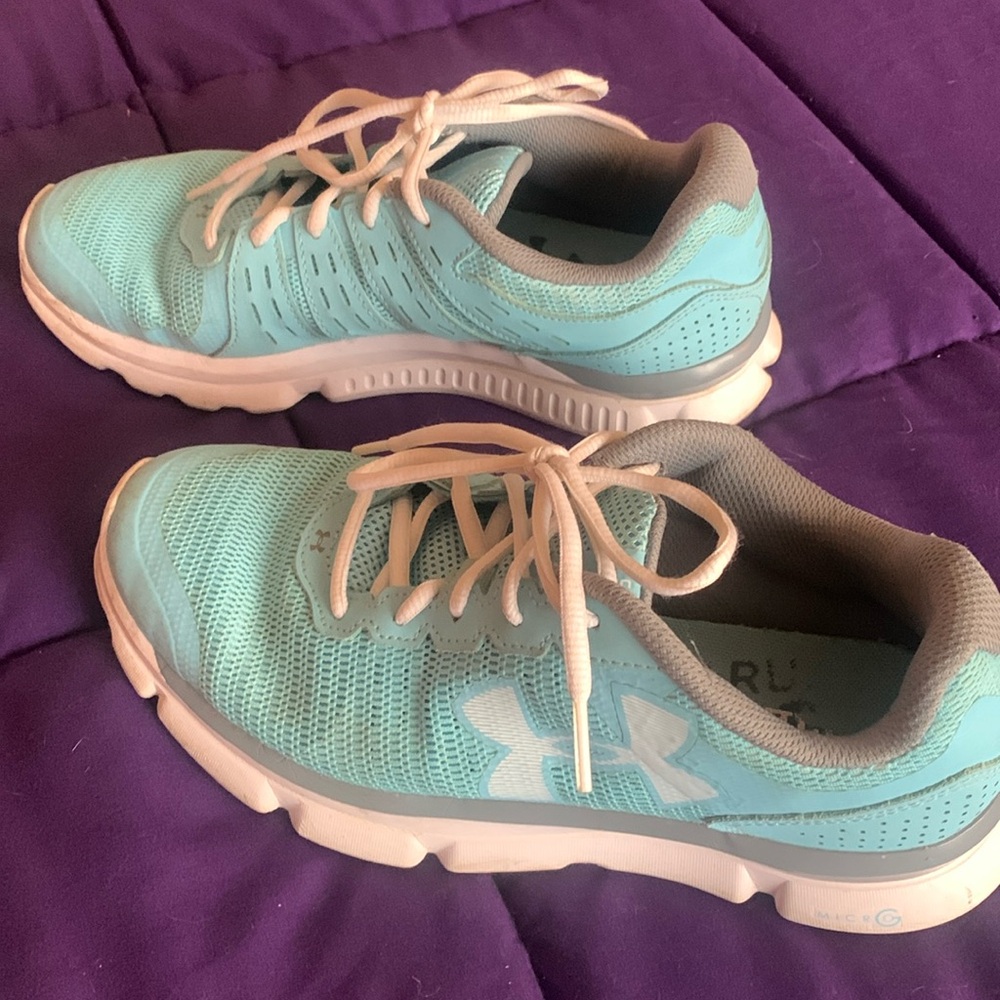 Sz 8 (women’s) UNDER ARMOUR sneakers TEAL color